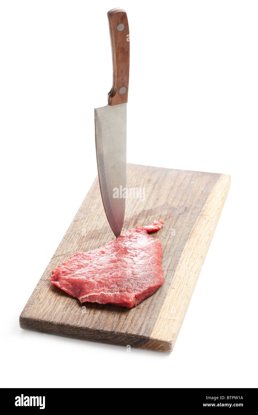 rohes Rindfleischsteak und Messer auf weißem Hintergrund Stockfoto