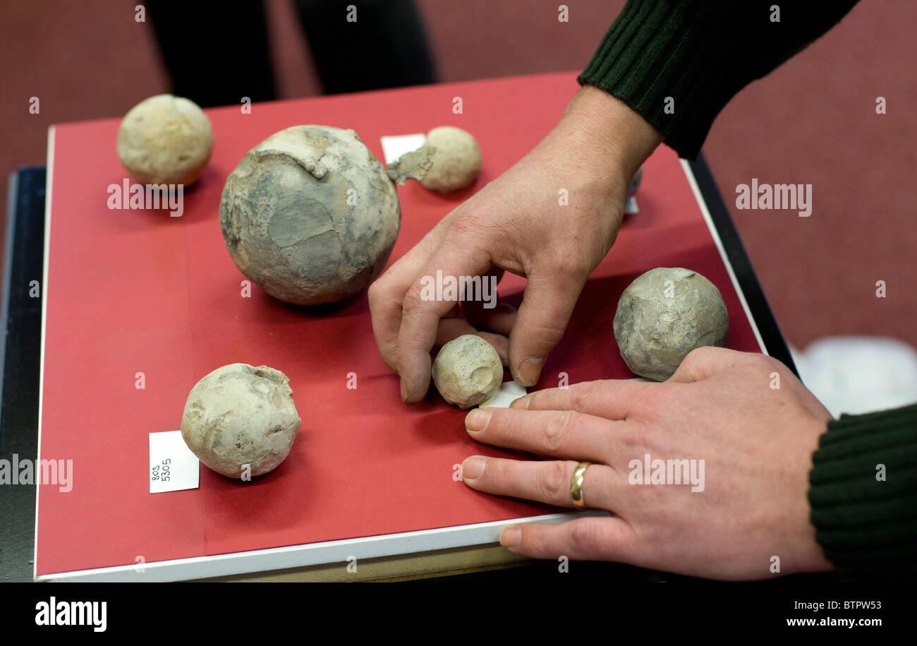 Schuss und Kanonenkugeln fand auf der neuen Website von der Schlacht von Bosworth angeordnet sind für Journalisten anzeigen Stockfoto