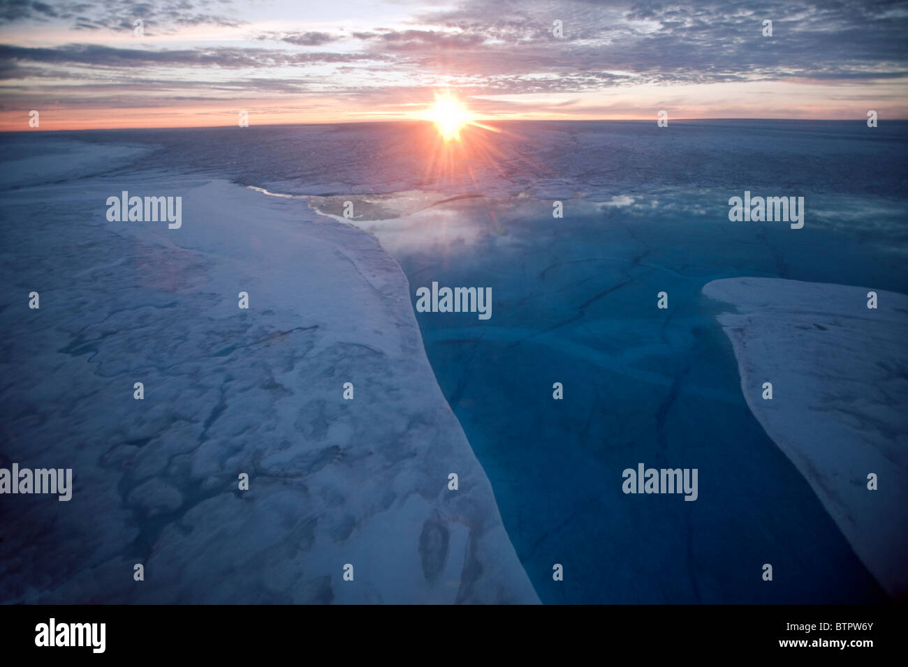 Luftaufnahme der Sonnenuntergang über einem Schmelzwasser See auf einem Gletscher in Südgrönland Stockfoto