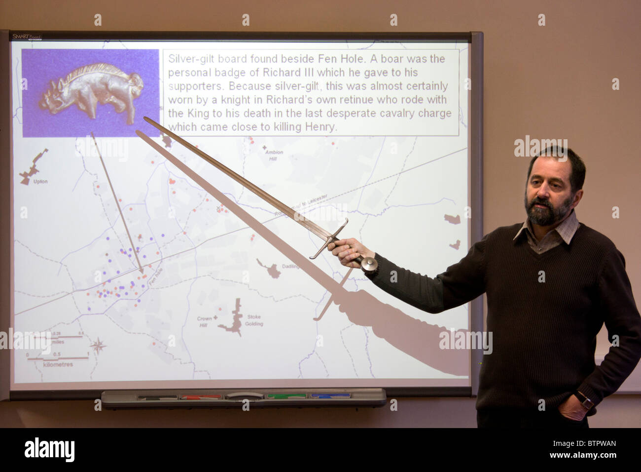 Dr. Glenn Foard verweist auf eine silberne Eber Abzeichen während der Pressekonferenz auf der neuen Website von der Schlacht von Bosworth gefunden Stockfoto