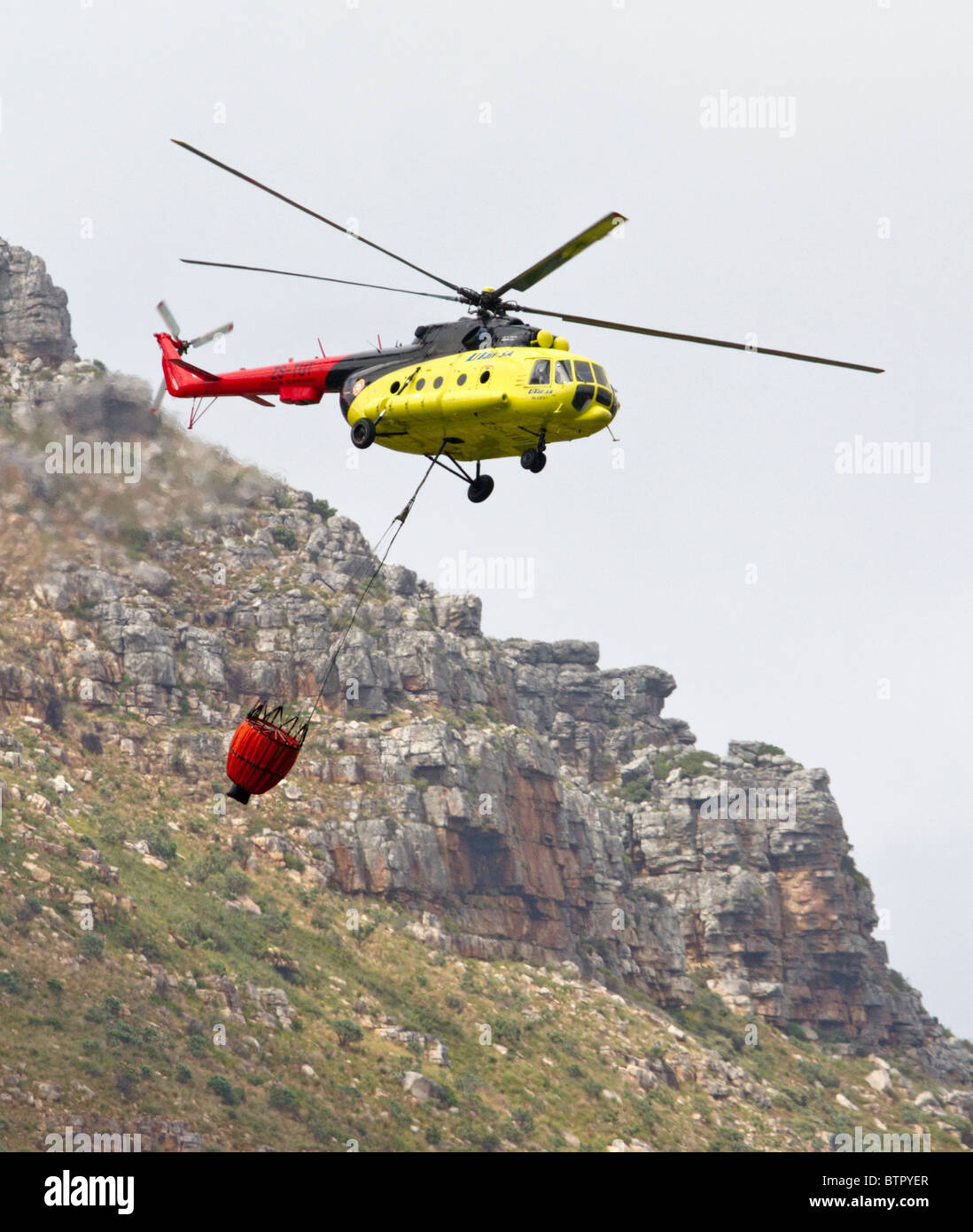 Feuerwehr-Hubschrauber Löschen eines Brandes Pinsel in Südafrika Stockfoto