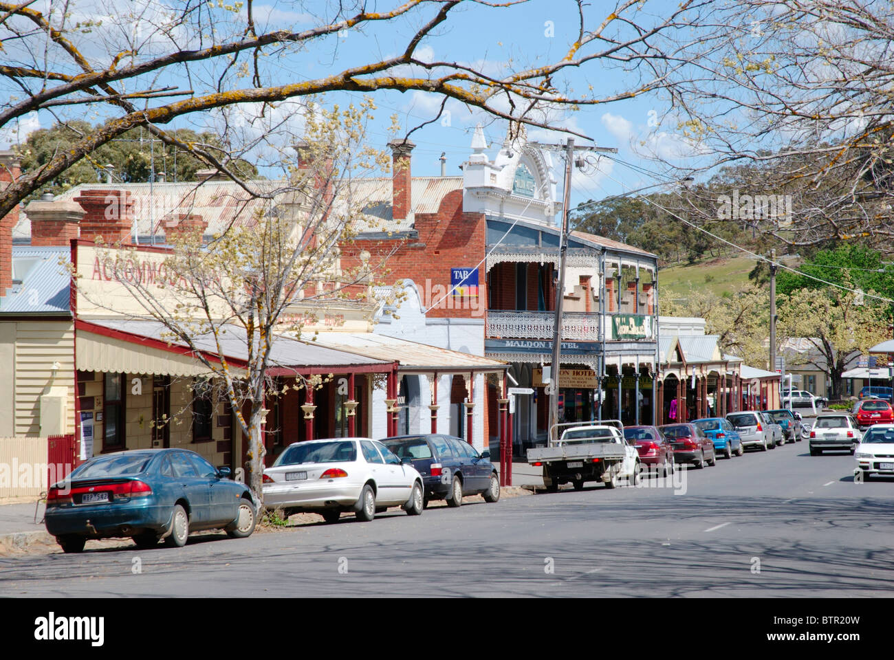 Australien, zentrale Victoria, Maldon, Autos auf der High street Stockfoto