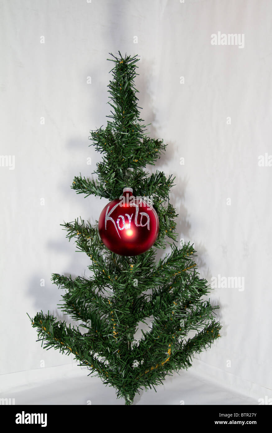 rote Kugel und Weihnachtsbaum mit dem Namen Karla Stockfoto