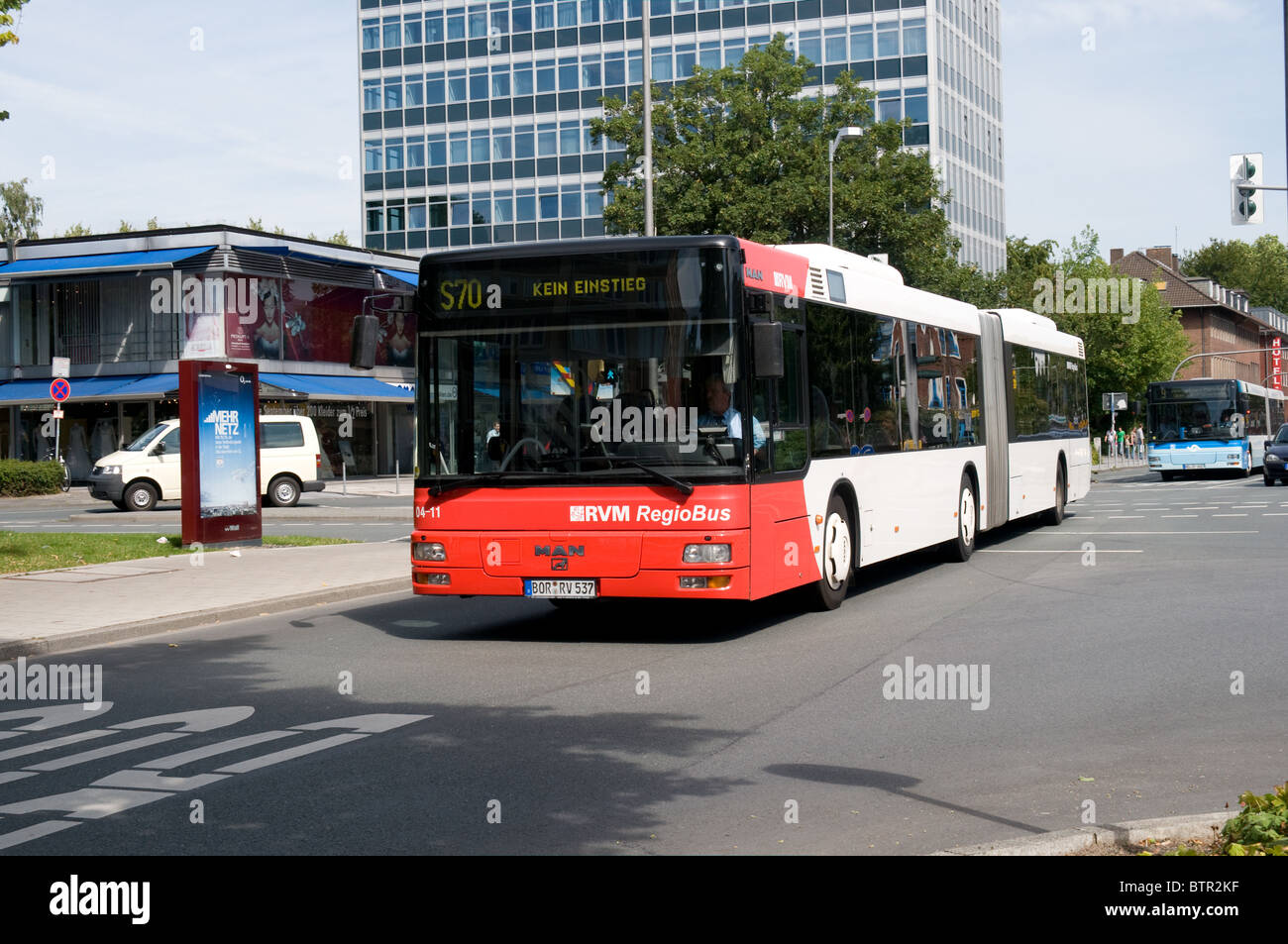 Ein M.A.N Gelenkbus von BVM RegioBus Köpfe in Richtung Münster-Bahnhof in Deutschland betrieben. Stockfoto