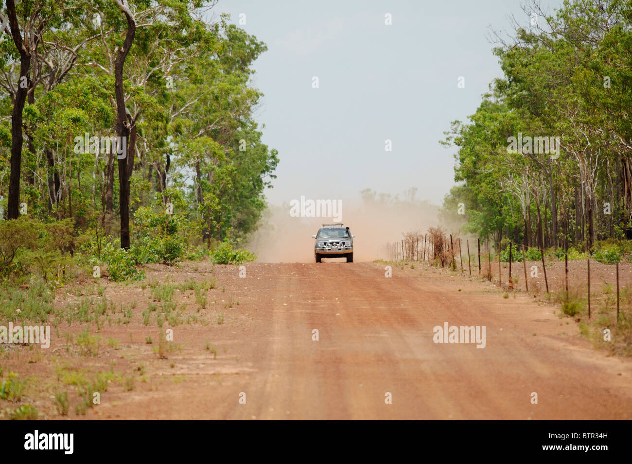 Australien, SUV auf Feldweg Stockfoto