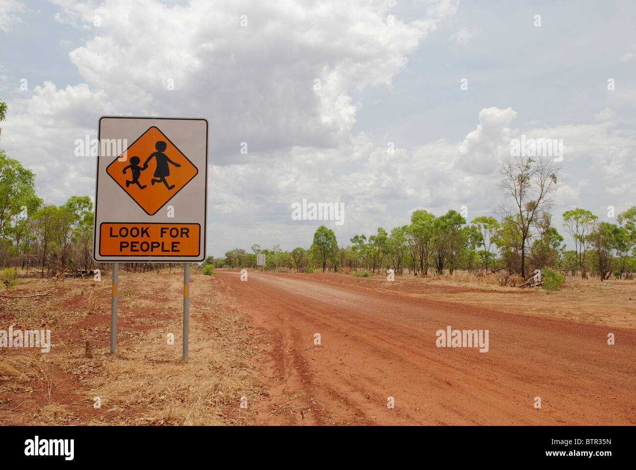 Australien, Ansicht von Dirt-Track mit Verkehrszeichen Stockfoto