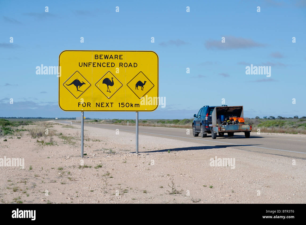 Australien, Animal crossing Schild am Straßenrand Stockfoto