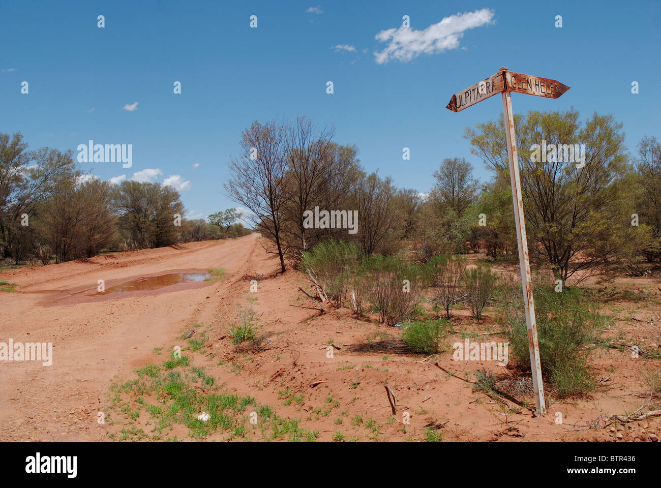 Australien, Northern Territory, Blick auf leere Straße mit Richtungsanzeiger Stockfoto