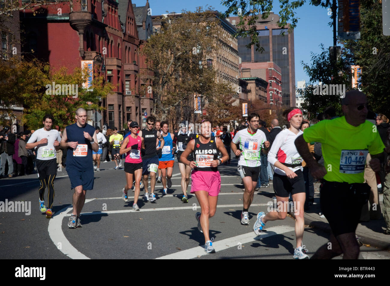 Läufer durchqueren Harlem in der ING New York City Marathon auf Sonntag, 7. November 2010 Stockfoto