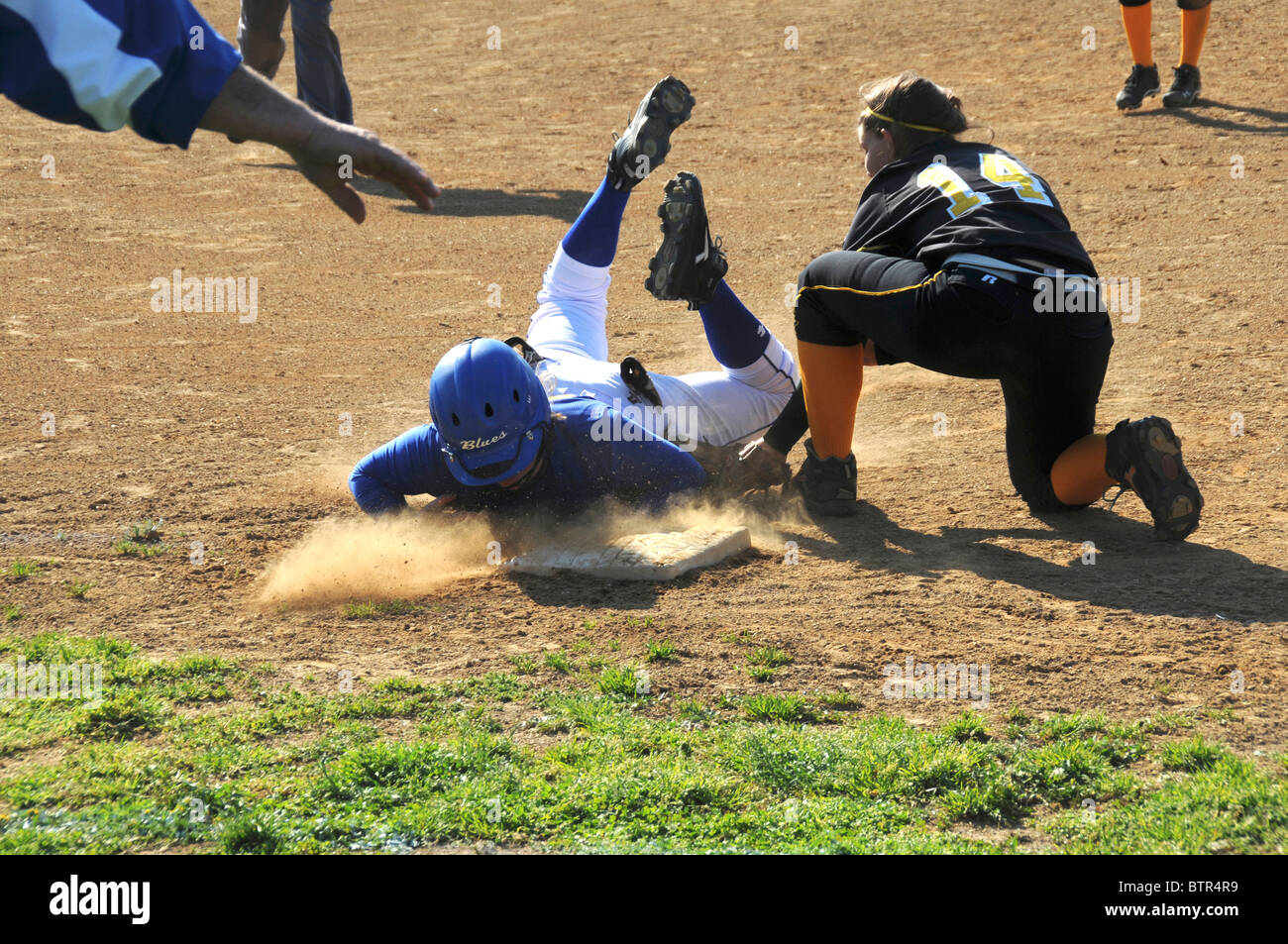 Spieler-Folien in Basis bei einem Softballspiel Stockfoto