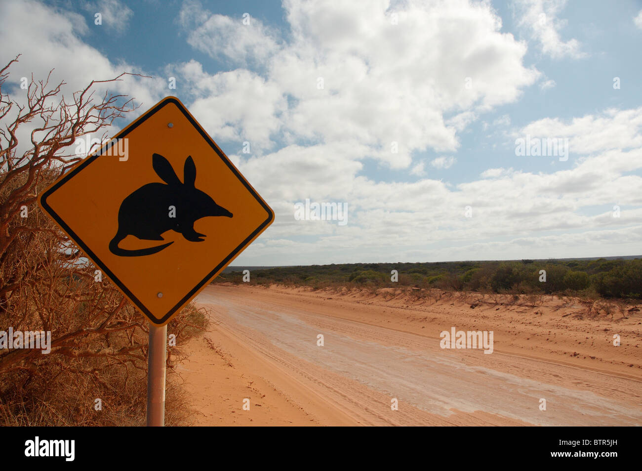 Australien, Australasien, Monkey Mia, Straßenschild für bilby Stockfoto