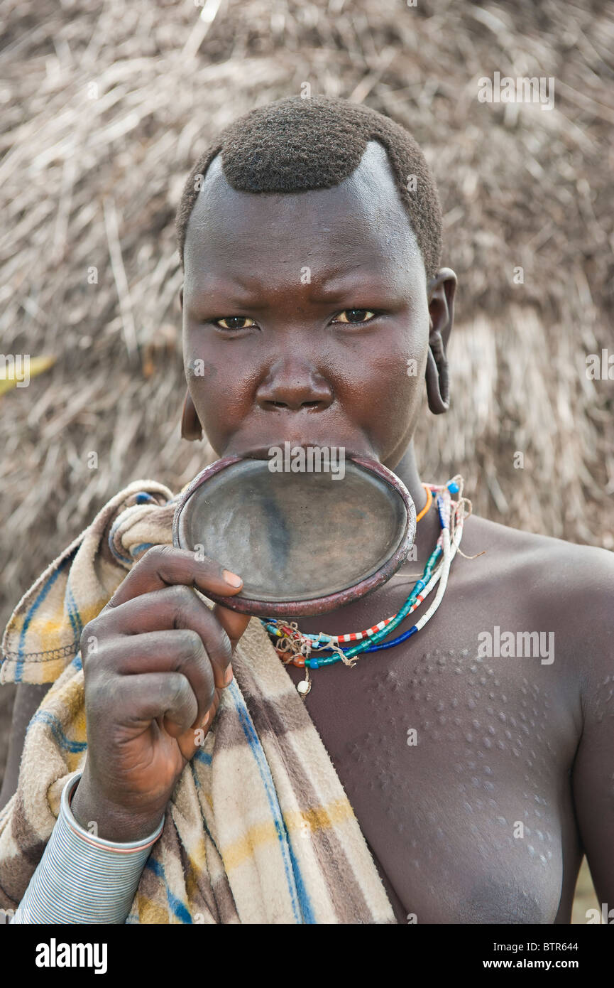 Surma Frau mit abgerundeten Mundlochplatte, Kibish, Omo River Valley, Äthiopien Stockfoto