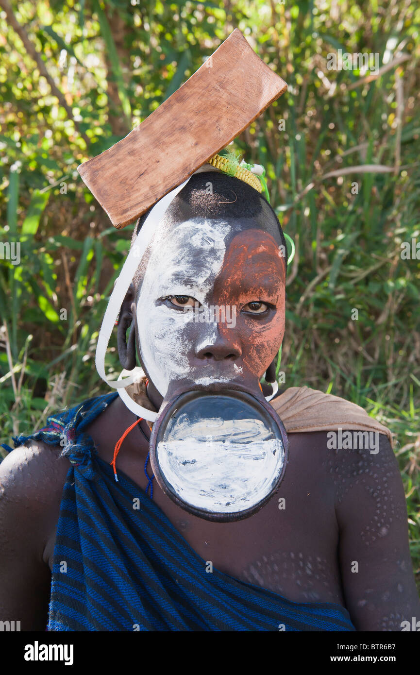 Surma Frau mit abgerundeten Mundlochplatte, Kibish, Omo River Valley, Äthiopien Stockfoto