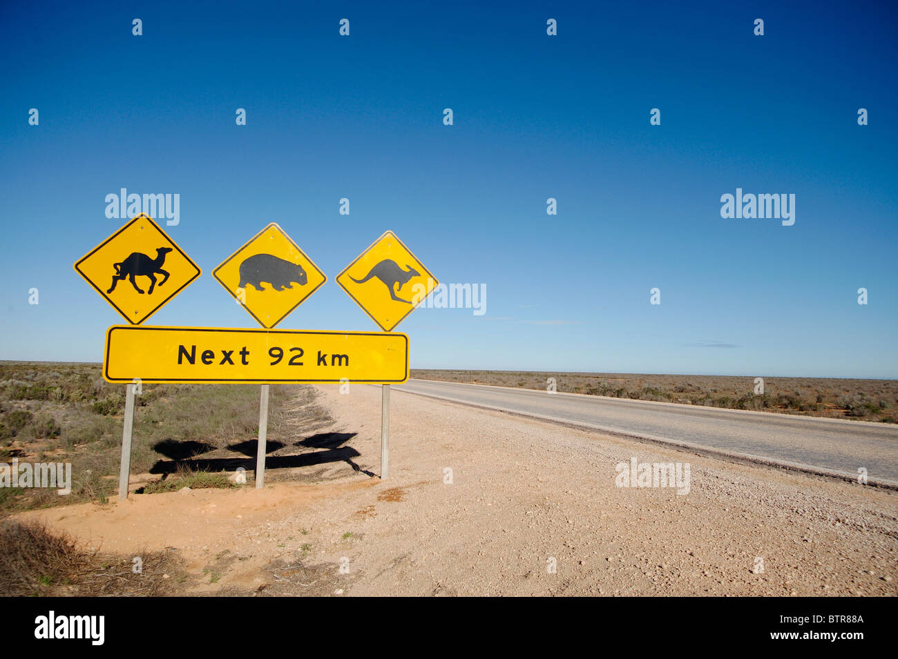Australien, Nullabor, Animal Crossing Schild am Straßenrand Stockfoto