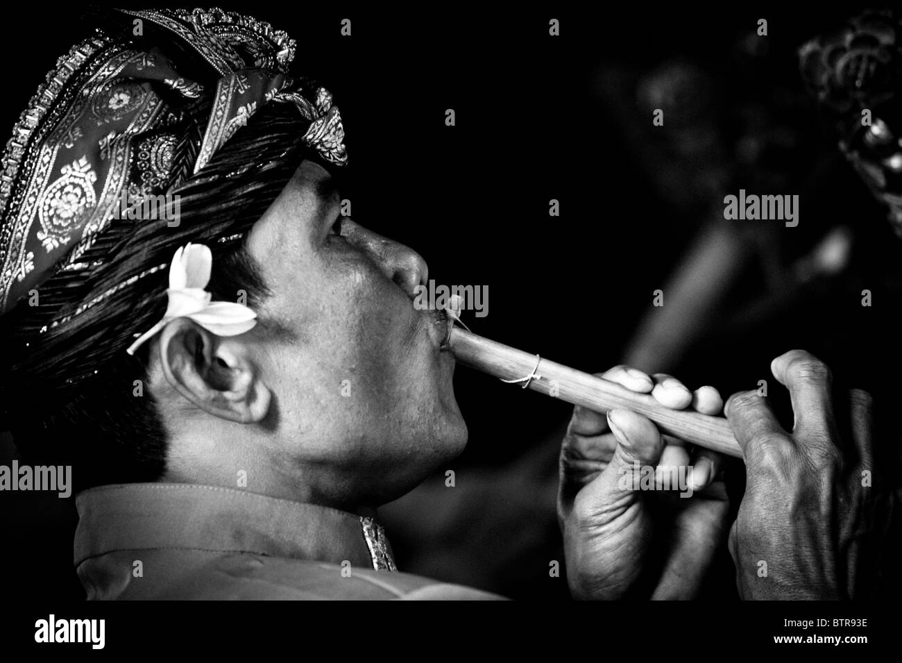 Gamelan-Musiker in Bali Indonesien in traditionellen bunten Kleid Stockfoto