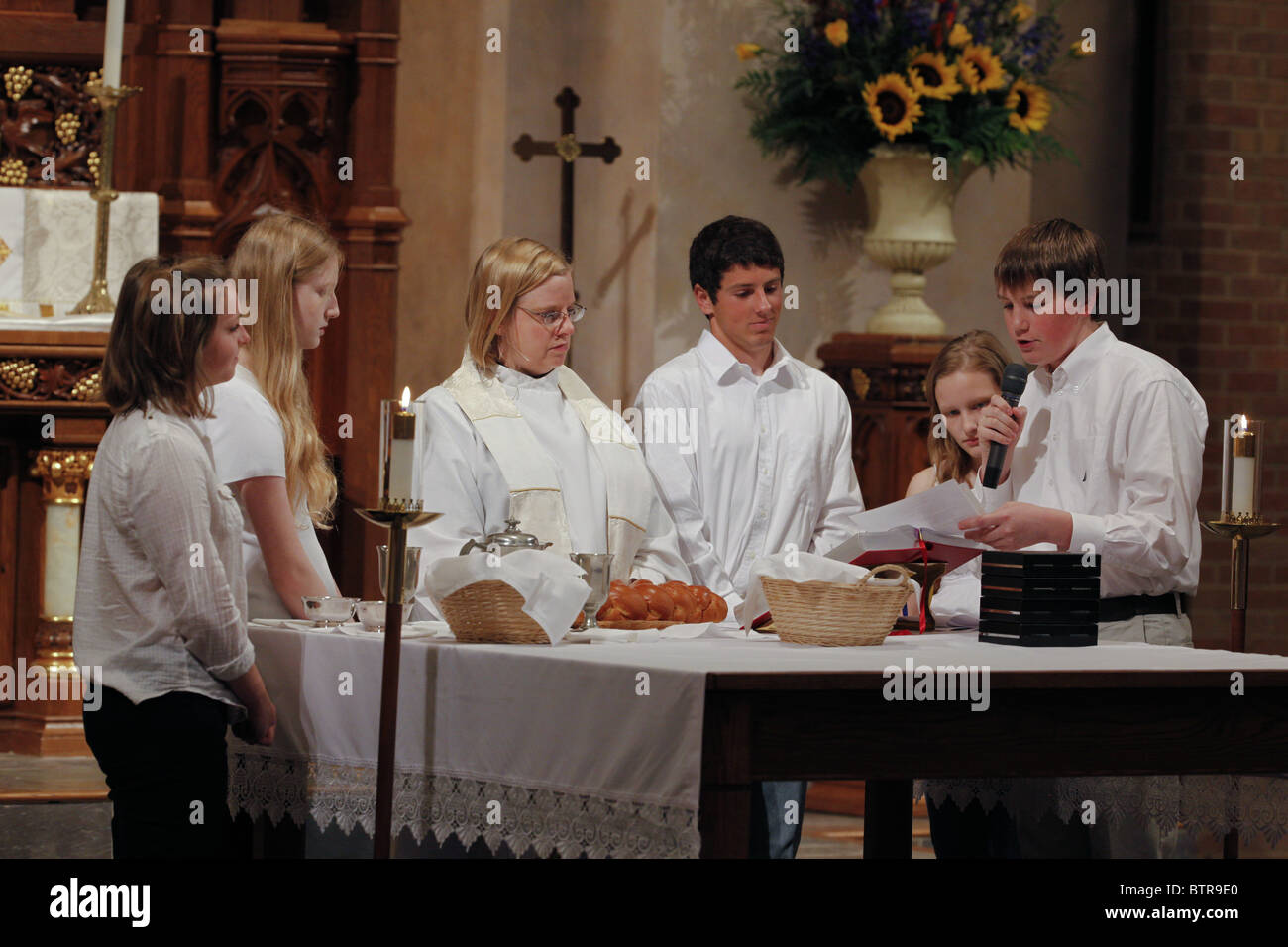Jugend führte Kommunion Zeremonie am St. Martins lutherischen Kirche (ELCA) christlichen Eucharistie Stockfoto