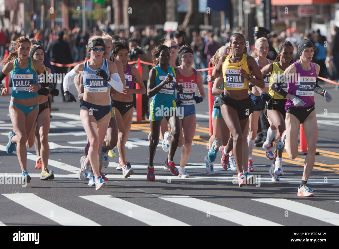 Die Spitzengruppe der professionellen Frauen, unter der Leitung von Christelle Daunay von Frankreich, nähert sich die 8 Mile-Marke im NYC Marathon 2010 Stockfoto