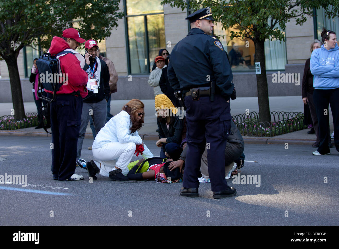 Simon Bairu von Kanada in der Nähe von Meile 23 in 2010 ING NYC Marathon zusammengebrochen und wurde sofort ins Krankenhaus, wo er sich erholte. Stockfoto