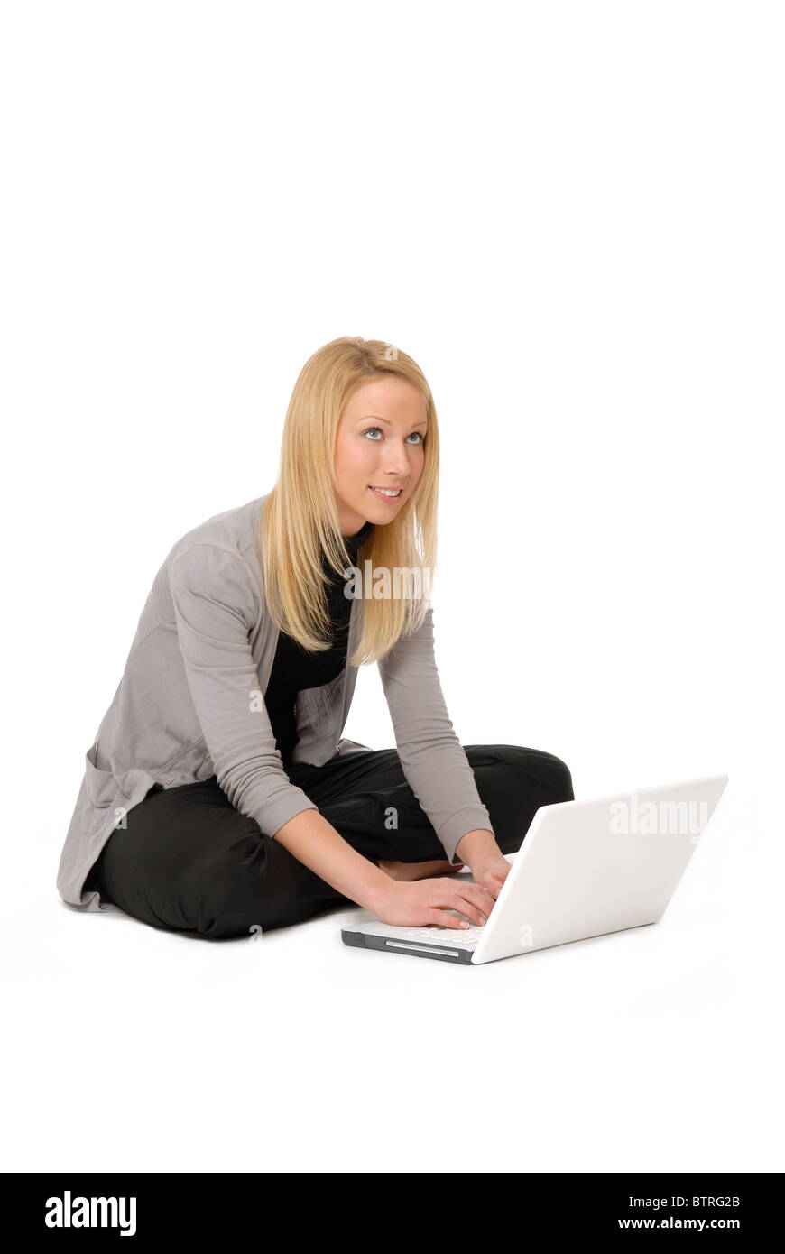 Junge Frau mit einem Laptopcomputer. Stockfoto