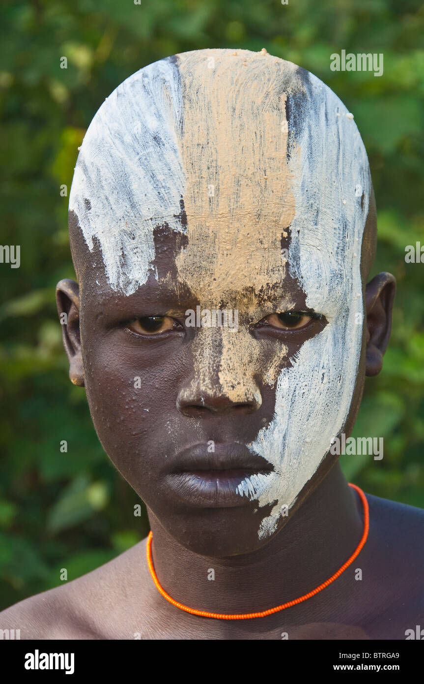 Surma junge mit Körper Gemälde, Kibish, Omo River Valley, Äthiopien ...
