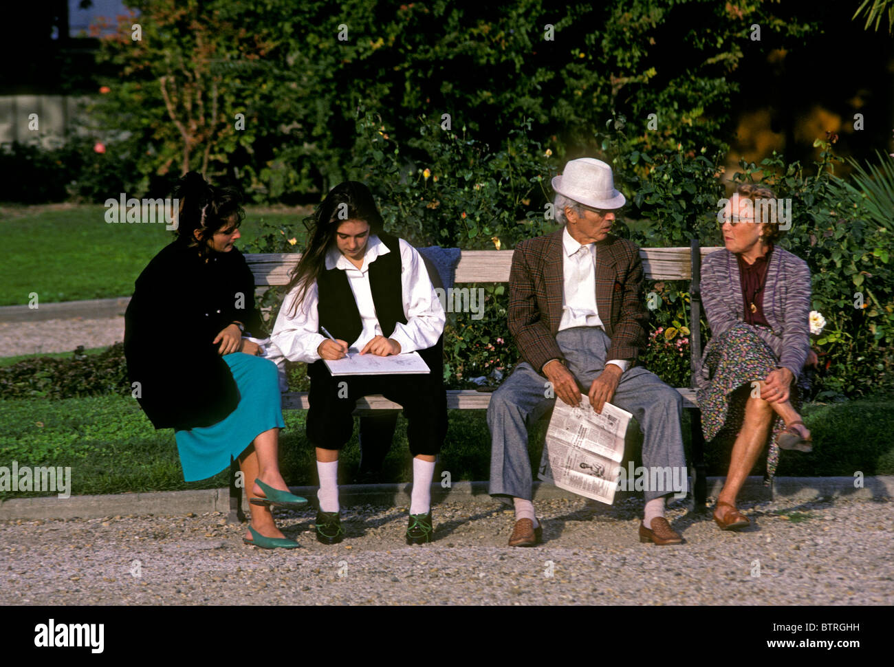 Studenten, Franzose, Französin, Französisch Französisch paar, Mann, Frau,  sitzen auf der Parkbank, von Nîmes, Languedoc-Roussillon, Frankreich,  Europa Stockfotografie - Alamy