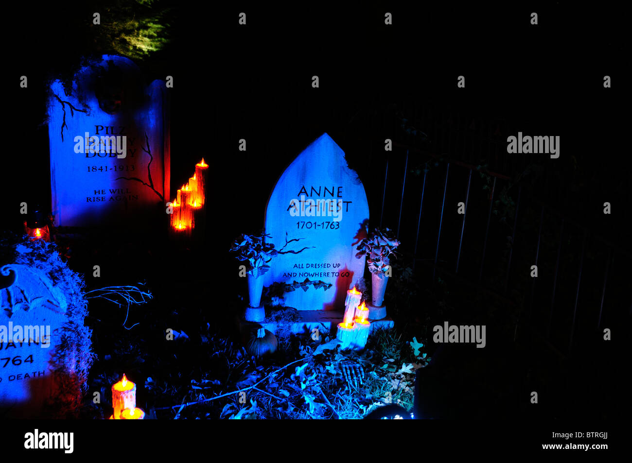 Eine Imitation Halloween Friedhof und Grabsteine sind unheimlich Leuchten im Hof eines Hauses in Oklahoma City, Oklahoma, USA. Stockfoto