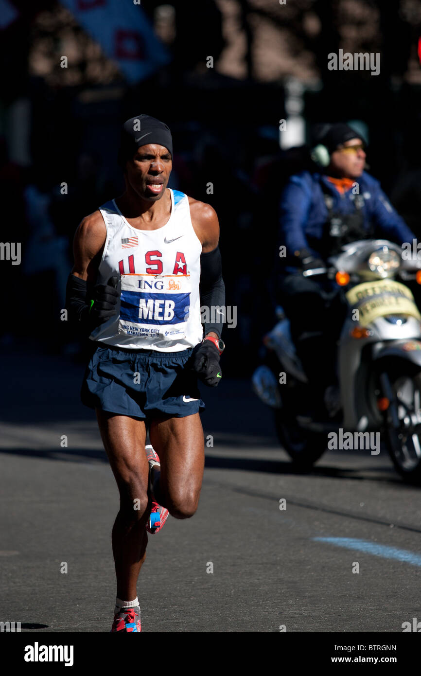 MEB Keflezighil der Vereinigten Staaten in der 2010 ING NYC Marathon in der Nähe von Meile 23 ausgeführt. Höchsten platzierte US-Finisher in 5. Stockfoto