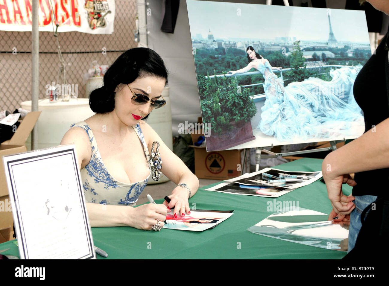 Dita Von Teese Autogramme am jährlichen Rockabilly-Festival Stockfoto