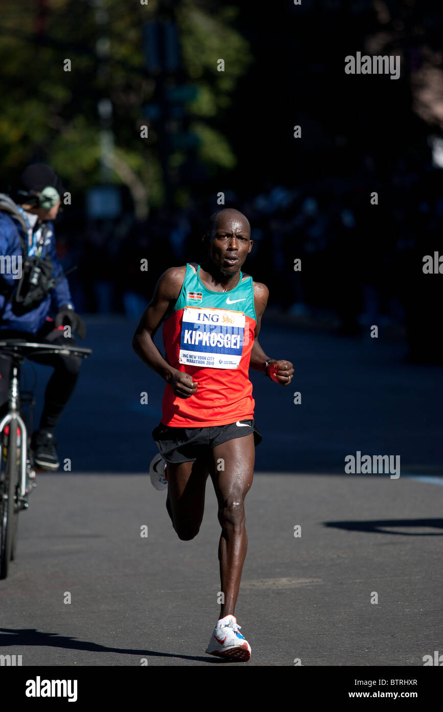 Moses Kigen Kipkosgei von Kenia in der Nähe von Meile 23 im 2010 NYC Marathon laufen. Er beendete 3. Platz in der Herren Abteilung Stockfoto