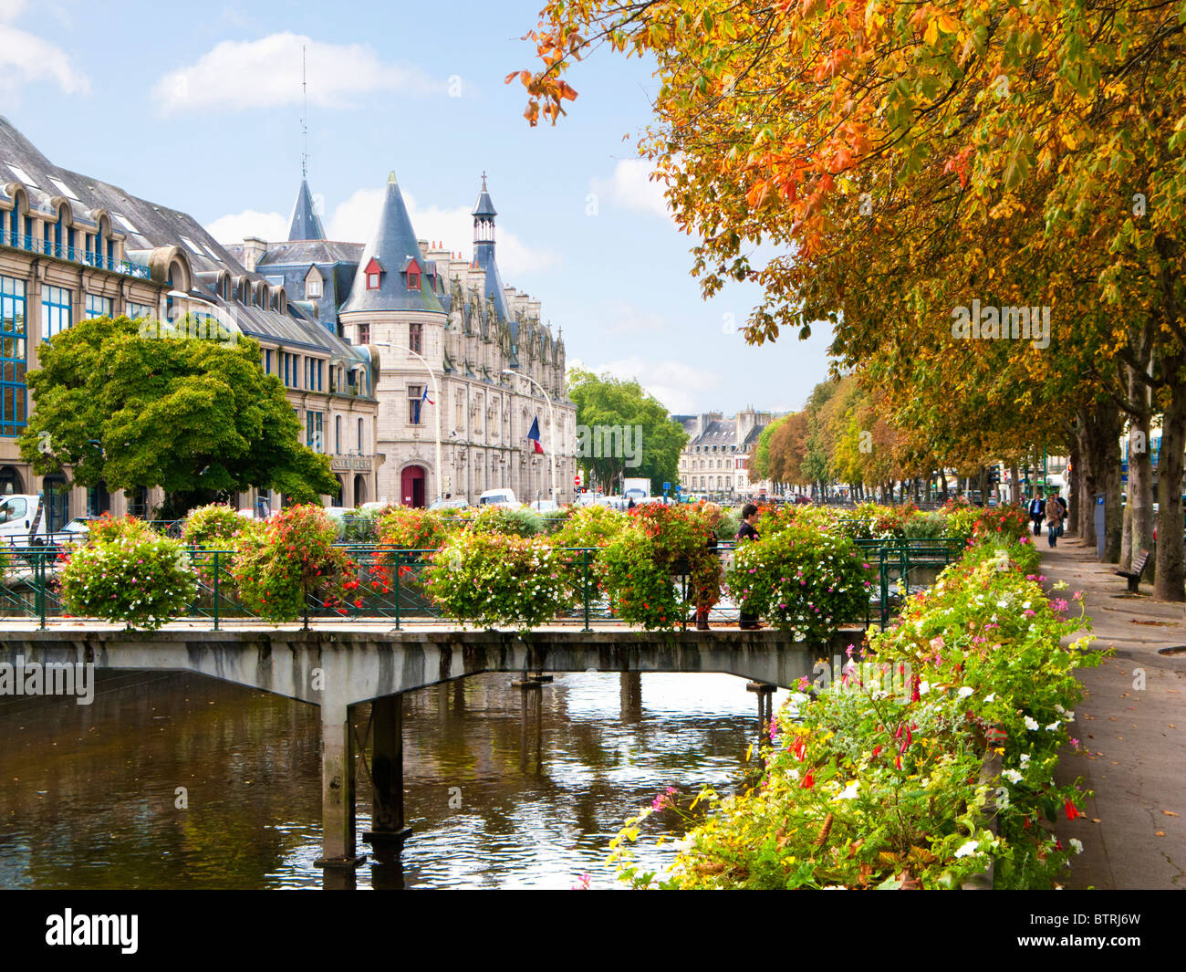 Quimper, Finistere, Bretagne, Frankreich, Europa - Fluss Odet und der Präfektur Du Departement Du Finistere-Gebäude Stockfoto