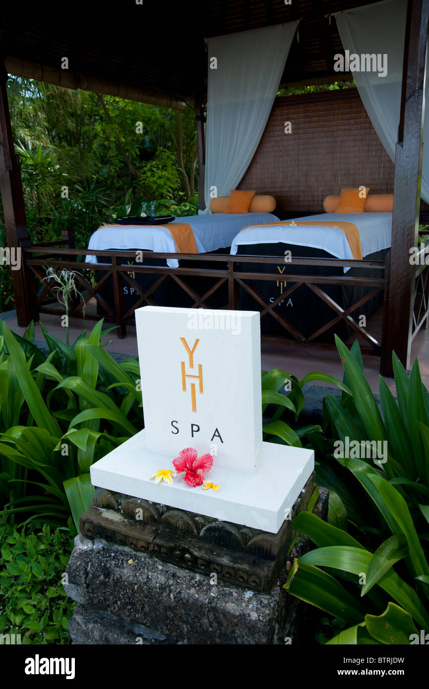 YHI Spa Zeichen und Massage Tische in den Garten Villen Melia Bali Nusa Dua Bali Hotel Stockfoto