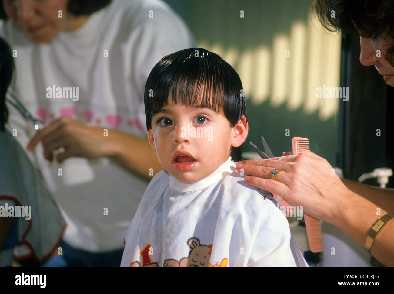 Junge Hispanic Kleinkind jungen männlichen ersten Haarschnitt unsicher Angst betroffenen ertragen Verhalten-jährige Stockfoto