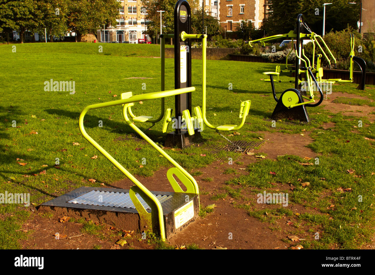 Outdoor-Fitnessgeräte in Mint Street Park, Southwark Stockfoto