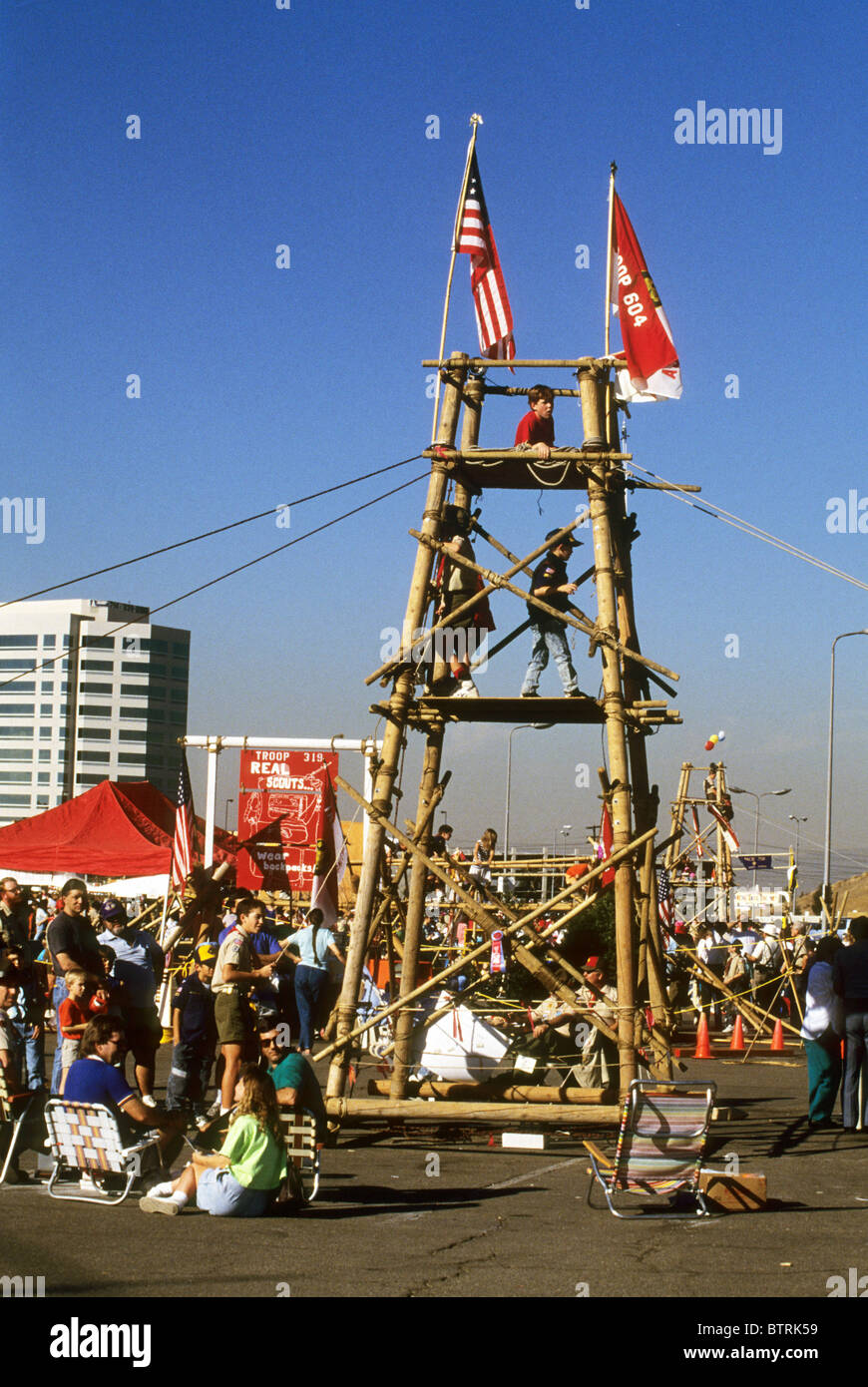 Scout-o-Rama Pfadfinder von Amerika Holzturm Zurrgurte Seil Build Geschick unter Beweis stellen Fähigkeit Fahne sicher Sicherheit Verklebung Stockfoto