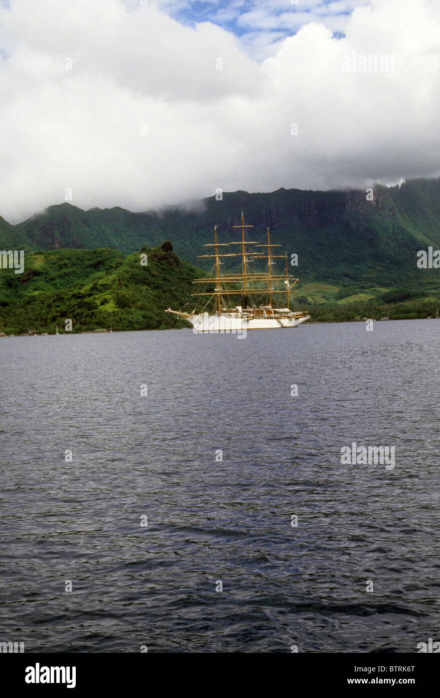 Drei Mast Großsegler Tahiti Moorea Cook Bucht Meer Ozean Segel Boot grünen Hügeln Wasser Kreuzfahrt Abenteuer Schönheit schöne Szene Stockfoto