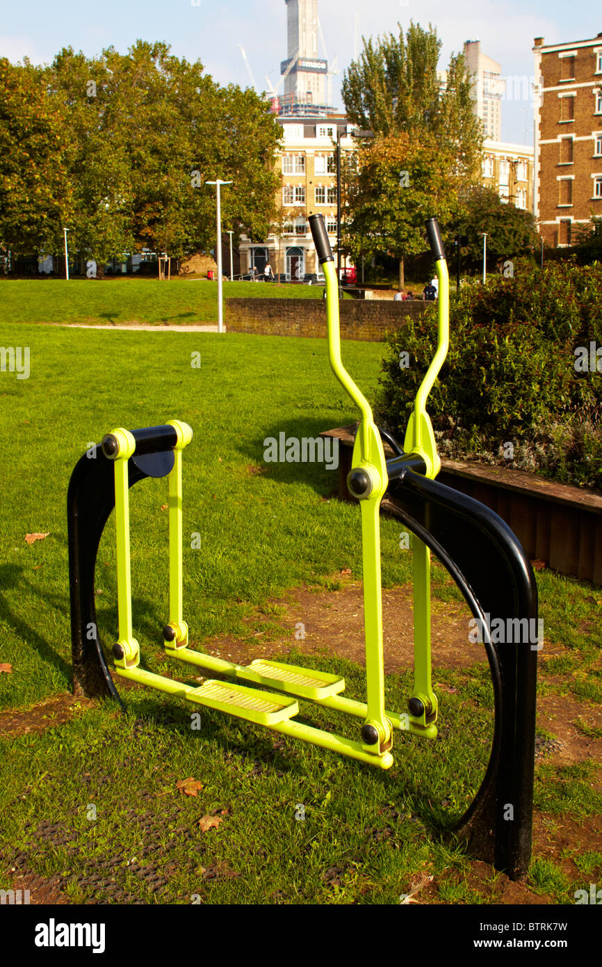 Outdoor-Fitnessgeräte in Mint Street Park, Southwark Stockfoto