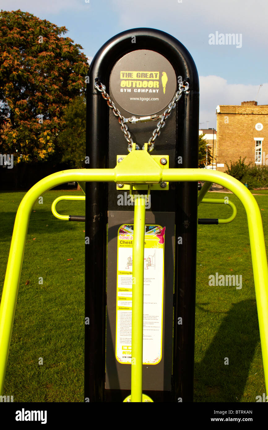 Outdoor-Fitnessgeräte in Mint Street Park, Southwark Stockfoto