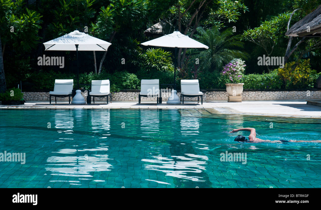 Schwimmbad im Hotel Melia Bali, Nusa Dua Bali Indonesien mit einer Person schwimmen Stockfoto