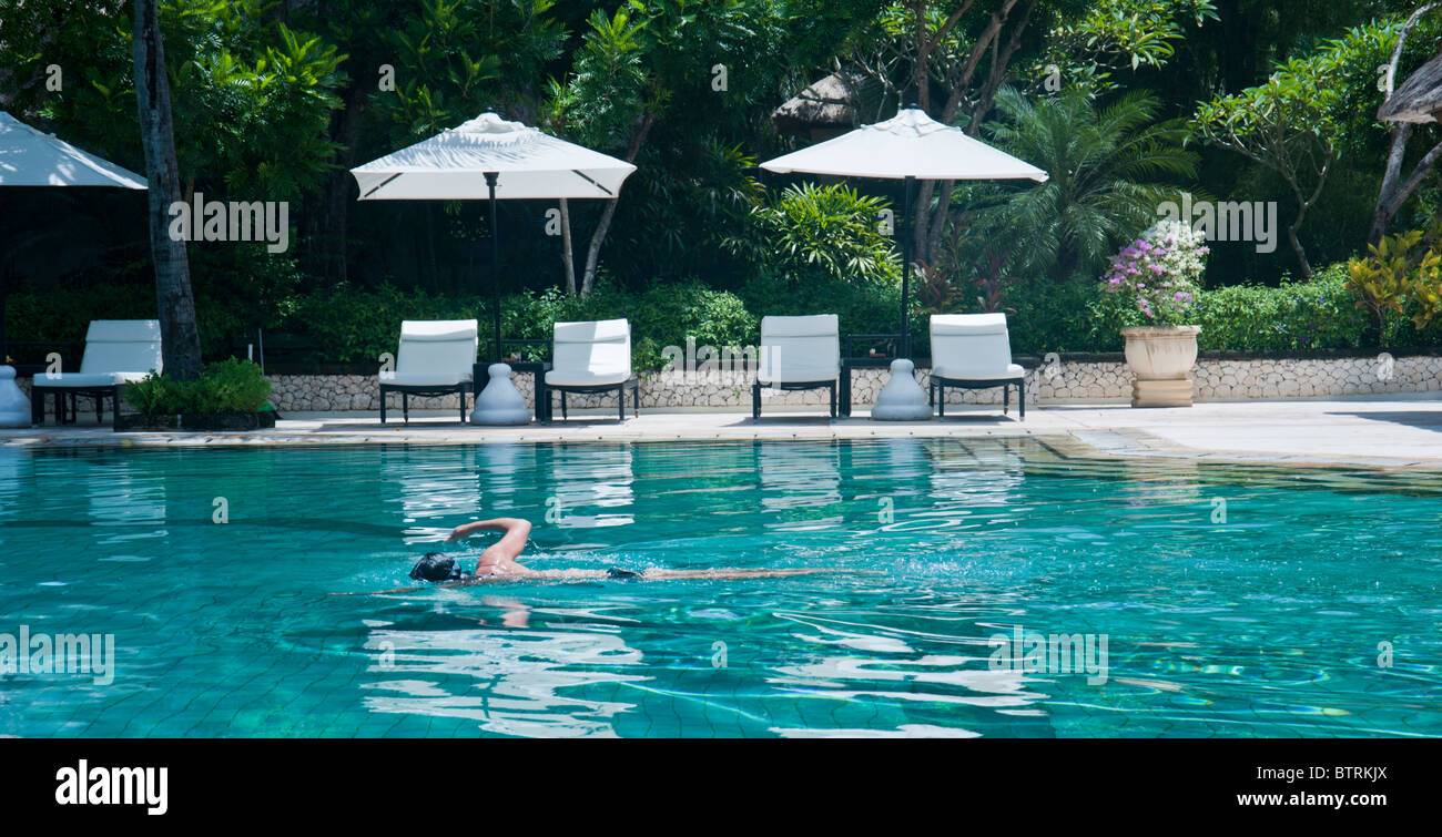 Schwimmbad im Hotel Melia Bali, Nusa Dua Bali Indonesien mit einer Person schwimmen Stockfoto