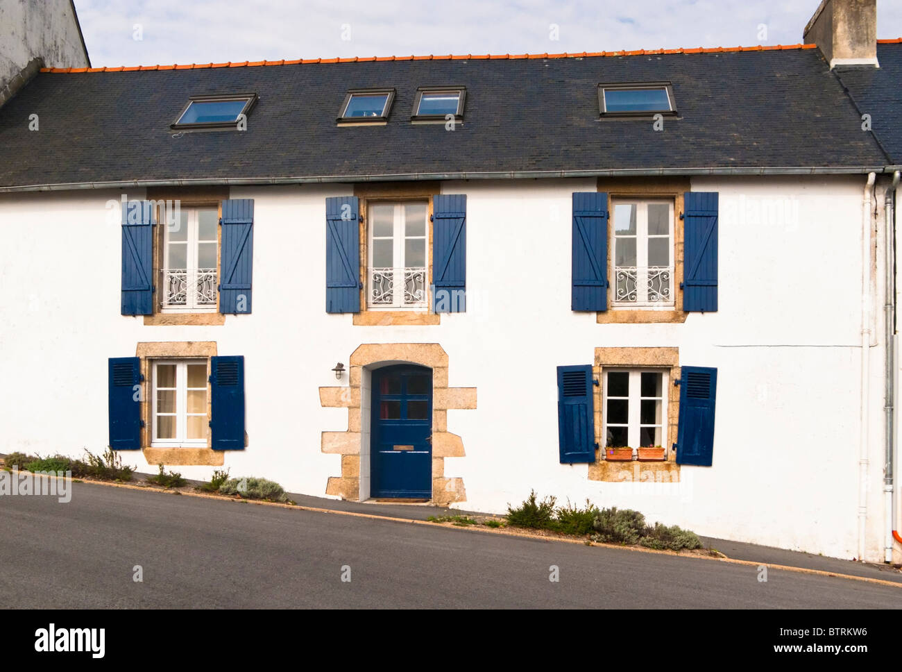 Französisches Haus, Hütte Reihe mit Fensterläden auf einem Hügel in Doelan, Finistere, Bretagne, Frankreich, Europa Stockfoto