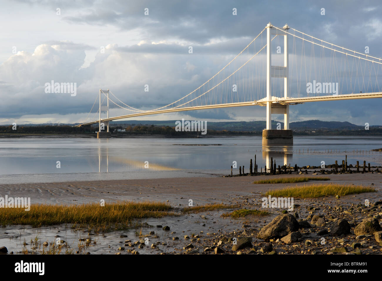 Blick auf die Severn-Brücke erstreckt sich von England, Wales, die Flut ist und die Brücke spiegelt sich in dem majestätischen Fluss Stockfoto
