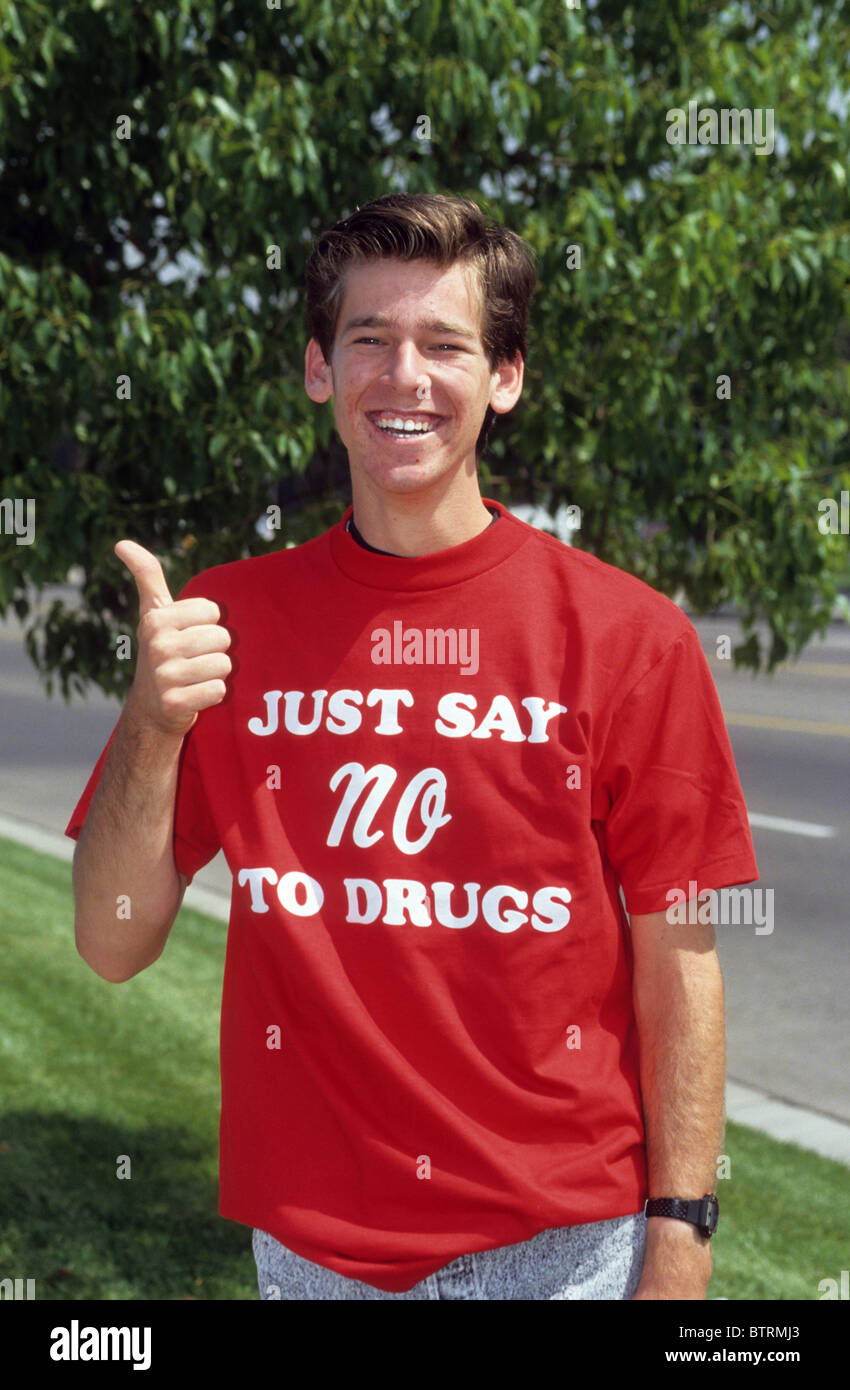 Weiße Boyl Teen männlich Just Say No Drogen Shirt rot Verschleiß Unterstützung Kampf Motto Kampf Resist Programm Kampagne Gesetz rechtliche Missbrauch Stockfoto