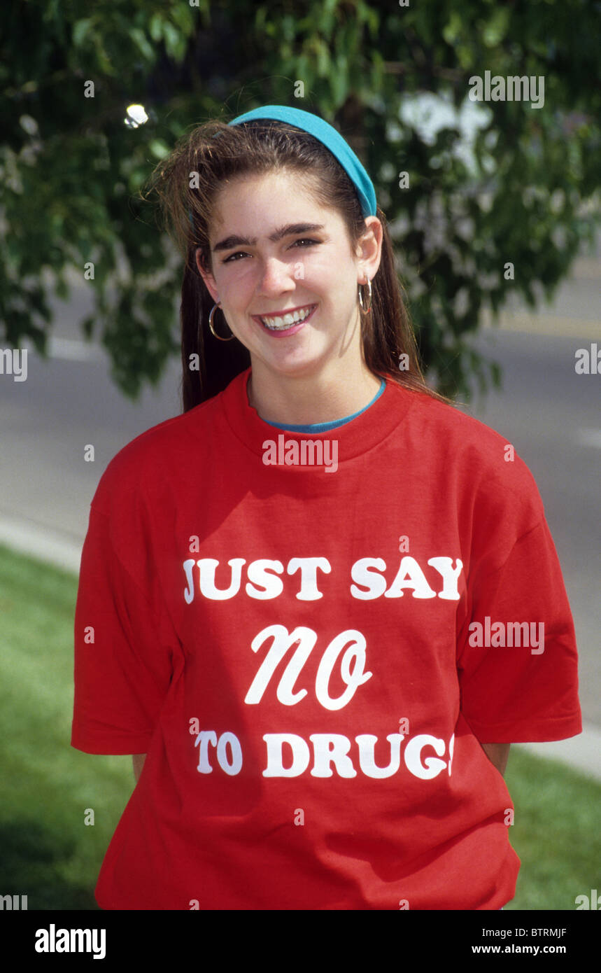 Weiße Mädchen Teen weibliche Just Say No Drogen Shirt rot Verschleiß Unterstützung Kampf Motto Kampf Resist Programm Kampagne Gesetz rechtliche Missbrauch Stockfoto