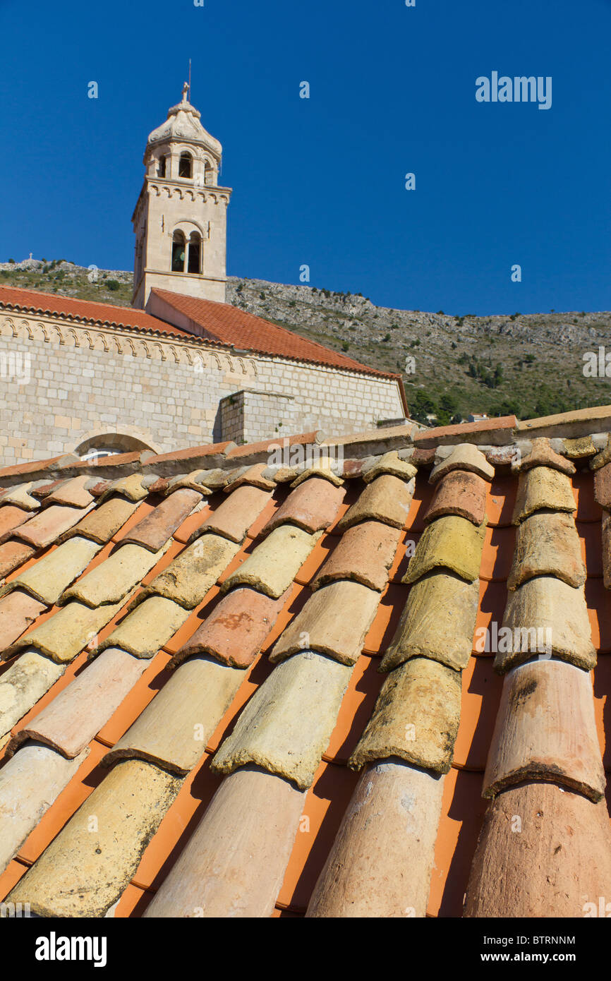 Rost, Dachziegel und Kirche in Dubrovnik, Kroatien Stockfoto