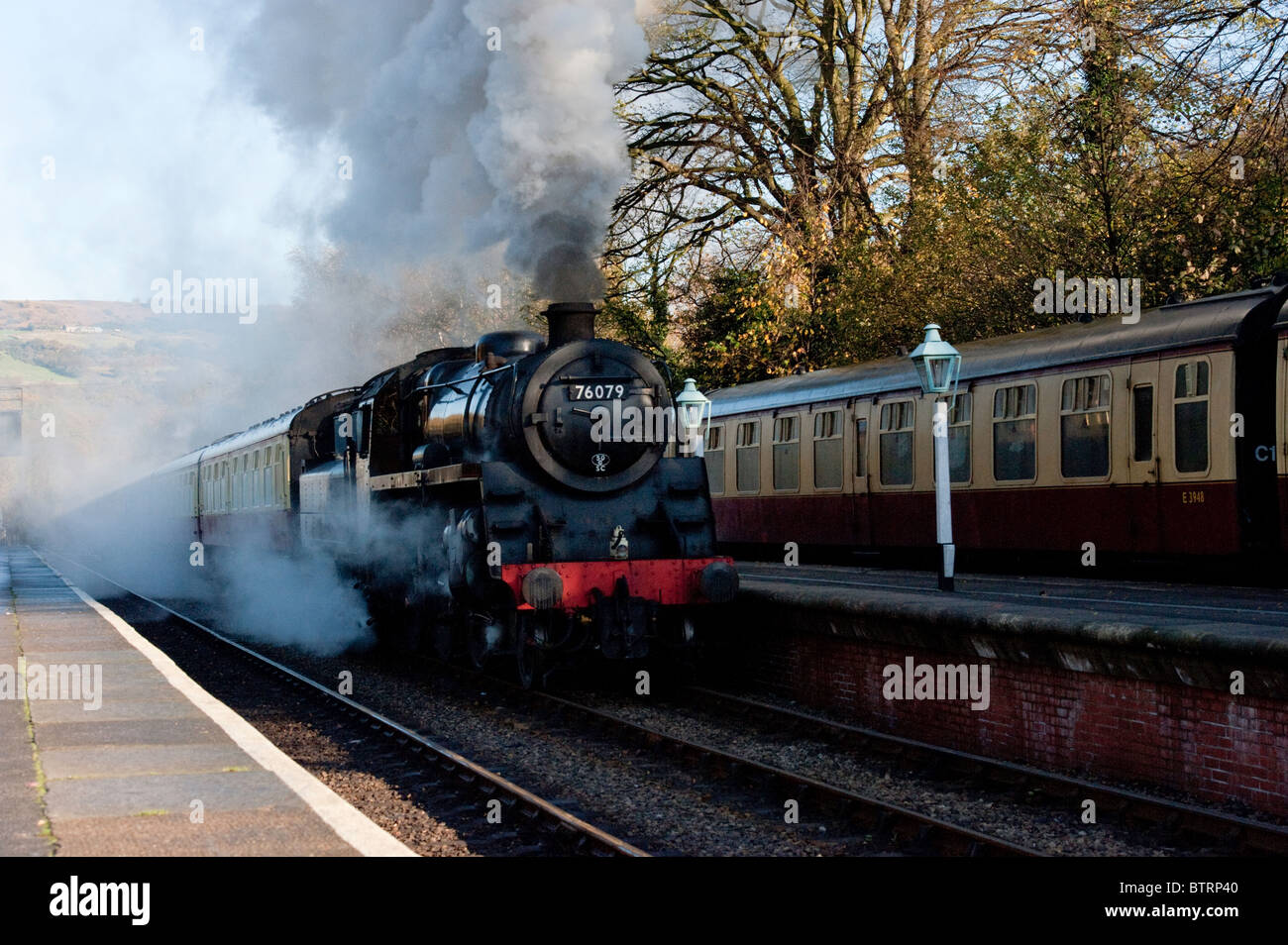 76079 BR Class 4MT 2-6-0 in Grosmont Station in der Nähe von Whitby. Stockfoto