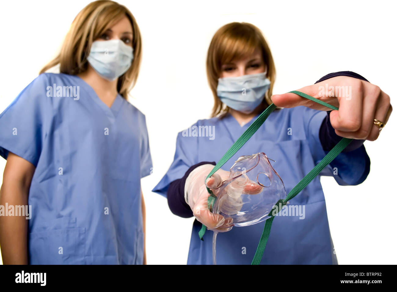 Krankenschwester und Arzt hält Anästhesie Maske isoliert auf weiss Stockfoto