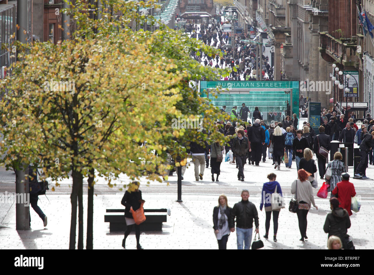Buchanan Street, Glasgow City Centre, Menschen zu Fuß im Herbst, Schottland, Großbritannien Stockfoto