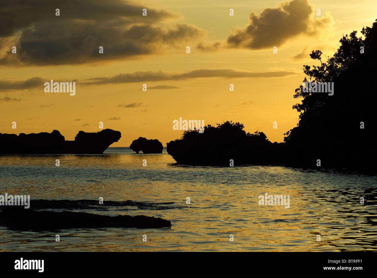 Felsformationen, die Silhouette auf Hoshisuna-keine-Hama Strand bei Sonnenuntergang, Iriomote Island, Yaeyama Inseln, Okinawa, Japan, Asien Stockfoto
