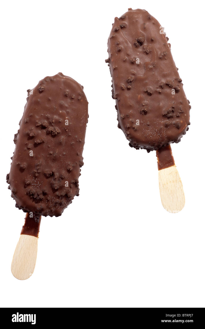 Zwei Schoko dunkle Biskuit Eis am Stiehl mit auf sticks Stockfoto