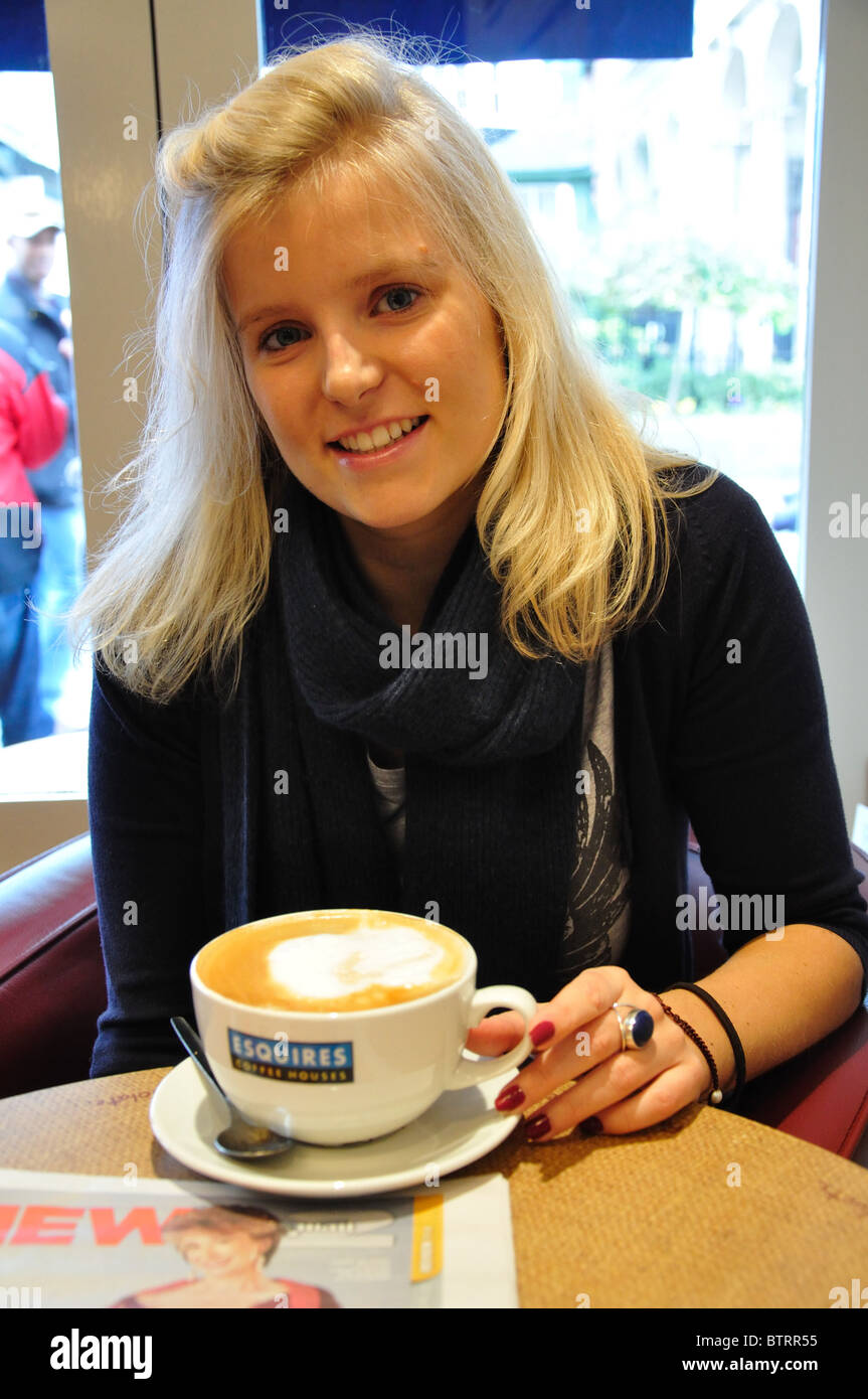 Junge Frau mit Cappuccino im Esquire Coffee-Shop, High Street, Windsor, Berkshire, England, Vereinigtes Königreich Stockfoto